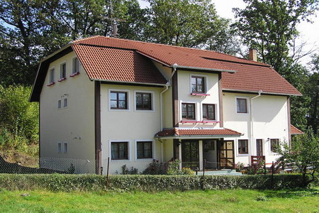 Ubytování jižní Čechy - Apartmánový dům u řeky v jižních Čechách - pohled zvenku
